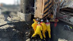 國防部軍備局工程營產中心,吊車,工人,救護（圖／翻攝畫面）