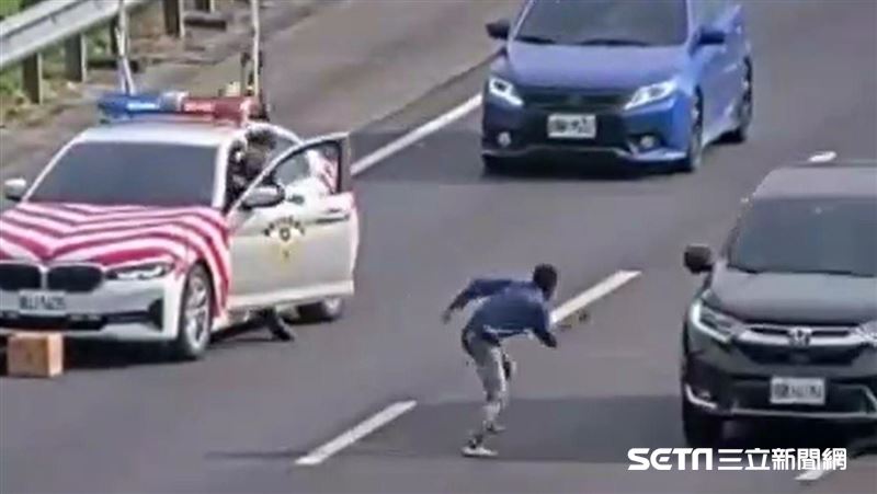 光腳男亂竄國道　警穿越雙向車道驚險逮人
