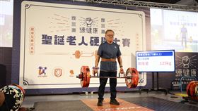 銀髮硬舉大賽  7旬爺舉起125公斤由開發銀髮健身產業團隊舉辦的「聖誕老人硬舉大賽」近期落幕，這場比賽直觀地向社會證明年齡不是問題，70歲梁隆星（圖）為了變健康踏入健身房，平時深蹲、硬舉都難不倒，成功在比賽中硬舉125公斤。（練健康聖誕老人硬舉大賽提供）中央社記者陳婕翎傳真  112年12月25日