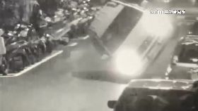 文 翻滾撞八車1800