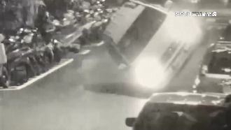 獨／平安夜不平靜！轎車撞8車翻圈躺路中