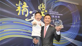 曾自強教練攜兒子與最佳教練獎座合影。（圖／體育署提供）