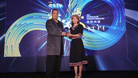 97年最佳男運動員獎宋玉麒頒發最佳運動精神獎給谷筱霜。（圖／體育署提供）