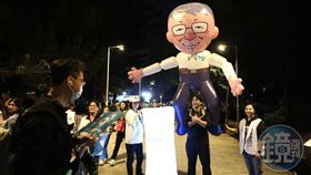 柯自認只剩他有義勇軍，柯粉更自主發起「扛阿北」活動，扛著7公斤柯造型氣球從富貴角苦行到恆春。（圖／鏡週刊提供）