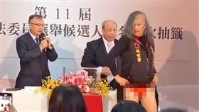 林世偉於立委候選人號次抽籤時，當眾掀起薄長裙露出裡面的紅內褲。（圖／翻攝自社會事影音）