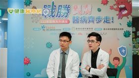 左起臺北榮總皮膚部醫師李政源、臺北榮總皮膚部醫師張綜顯。