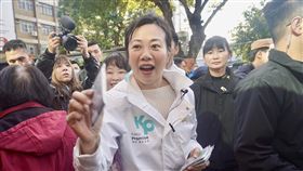 吳欣盈市場掃街  爭取支持（2）民眾黨副總統候選人吳欣盈（前中）25日上午到高雄市鳳山區肉豆公市場等掃街拜票，拿著印有自己與民眾黨總統候選人柯文哲的面紙，懇託民眾支持。中央社記者董俊志攝  112年12月25日