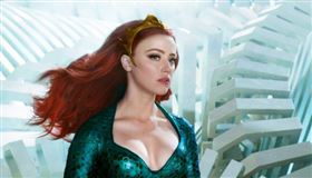 安柏赫德在《水行俠》美豔登場。（圖／華納兄弟提供）