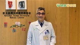 王廷明醫師提醒，單純骨鬆沒有明顯症狀，大部分患者常在脊椎壓迫性骨折後，或輕微跌倒讓撞擊部位骨折，才知道骨質不佳，想要在危害發生前治療骨鬆，高風險族群最好先利用DXA骨密度檢測確認骨質