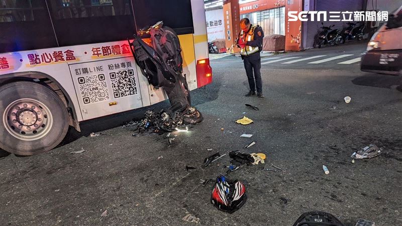 機車闖燈直撞「掛公車尾」 驚悚畫面曝光