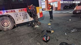 機車闖燈直撞「掛公車尾」 驚悚畫面曝光