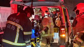 ▲新竹市竹東鎮民宅火警，71歲老婦人被救出，但已無呼吸心跳，被送醫搶救。根據了解屋內有大量成助長火勢。（圖／翻攝畫面）