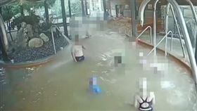 國內某旅遊團日前（23日）至花蓮一處渡假莊園泡溫泉，疑因溫泉底礦物質積累太久，導致7名兒童和2名大人的腳皮遭磨破、割傷