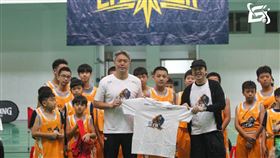 逸啟飛董事長張憲銘與橘子關懷基金會執行長陳秉良一同出席「花蓮橘子Galaxy Cup」，持續推動花蓮青少兒運動教育（圖／記者呂彥攝）