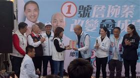 耶誕禮物獲贈憲法 韓國瑜打趣：要換假髮前高雄市長韓國瑜（後右4）25日耶誕節到嘉義縣水上鄉輔選，與國民黨立委參選人詹琬蓁（後右5）交換禮物獲贈1本中華民國憲法，韓國瑜打趣說，他要換假髮不是要憲法，引起支持者哄堂大笑。中央社記者蔡智明攝  112年12月25日