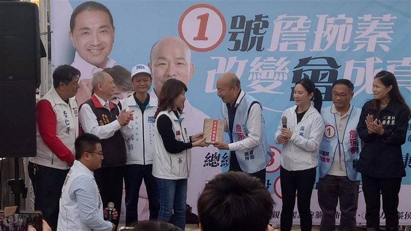 交換禮物獲贈憲法　韓國瑜打趣：要換假髮