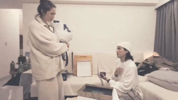 林哲熹求婚過程曝光　超正經紀人女友哭慘