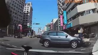 轎車搶快左轉「雙殺」　2騎士煞不及挨撞