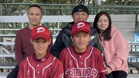 城市盃青少棒大園有「技術顧問」桃園大園青少棒隊有2名「技術顧問」，26日城市盃青少棒張泰山（後中）、鄭兆行（後左）都在場邊緊盯。張泰山兒子張可洛（前右）、鄭兆行兒子鄭甯哲（前左）都在大園打球。中央社記者謝靜雯攝  112年12月26日