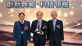 潘文淵文教基金會今（26）日在新竹國賓飯店舉行「第17屆潘文淵獎頒獎典禮」，今年由聯發科執行長蔡力行榮獲最高榮譽，（圖左起）中華文化永續發展基金會董事長劉兆玄、聯發科技副董事長暨執行長蔡力行、潘文淵基金會董事長史欽泰。（圖／潘文淵文教基金會提供）