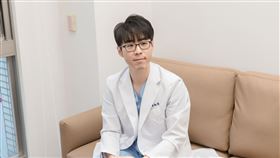 ▲曾浩原醫師建議，剖腹產選用防沾黏產品能降低產後沾黏發生。（圖／三立新聞網）