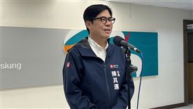 陳其邁談台積電設廠進度高雄市長陳其邁26日下午在市政會議前受訪表示，台積電第一座廠房正按工程進度如期如質施工，第2座廠房的雜項執照也已在12月中發給台積電，其他行政程序同步申請進行中。中央社記者林巧璉攝  112年12月26日