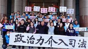 屏東縣議會29名議員聲援周典論屏東縣議會國民黨與無黨籍共29名縣議員26日上午聲援涉郭台銘連署行賄案遭羈押禁見的國民黨屏東縣議長周典論，齊聲振臂高喊「聲援硬漢議長、下架綠色恐怖」。中央社記者李卉婷攝  112年12月26日