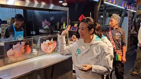 吳欣盈東大門夜市拜票。翻攝畫面