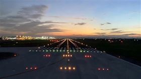 桃園機場戮力提升公共設施維護品質，確保飛航安全，燈光維護妥善率達99%以上（圖／翻攝自桃園機場官網）