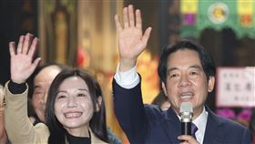 賴清德台北崁頂永義宮參香（1）民進黨總統候選人賴清德（右）26日傍晚現身台北崁頂永義宮參香，並與黨籍立委參選人吳沛憶（前左）一同向支持者致意。中央社記者吳家昇攝  112年12月26日