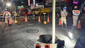 桃園中正路現天坑  緊急灌漿填補桃園市中正路、同德二街口26日下午驚現直徑約80公分的坑洞，桃園市捷運工程局晚間表示，坑洞沒有在捷運工區內，捷運擋土設施也沒有漏水或進沙情形，初判並非工程導致，可能是周邊管線老舊滲水造成，為求安全已先緊急進行灌漿填補。（桃園市捷運工程局提供）中央社記者葉臻傳真 112年12月26日