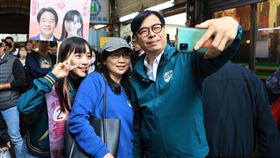 陳其邁助選黃捷掃內惟市場（黃捷辦公室提供）