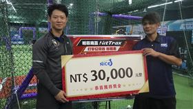 ▲何紹彬（左）每年自費9萬台幣前往美國圓夢。（圖／帕菲克國際運動行銷提供）