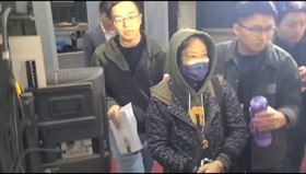 長榮國際移民公司宣稱只要美金1萬6000多美元，即可代辦西非國家幾內亞比索護照，檢警帶回賴姓女負責人。（圖／記者李依璇攝影）