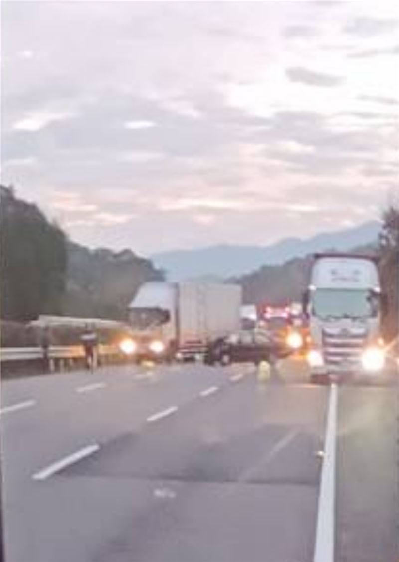 國道一號北上124K、頭屋路段,發生3車追撞事故,目前全線封閉。(圖 /翻攝自記者爆料網)