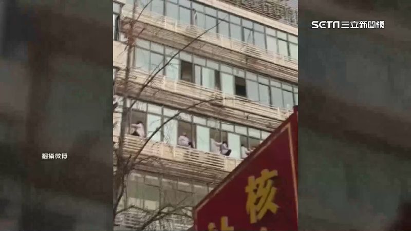 疑不滿院方欠薪　四川醫護集體站窗邊討薪