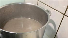 網友分享冰凍一年的芝麻湯圓煮起來口感，變成芝麻水跟貓耳朵。(圖／翻攝自婦仇者廚房臉書)