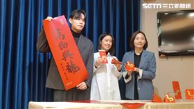 總統府今（27）日上午公布113年春聯、紅包袋及福袋設計樣式。（圖／記者盧素梅攝影)