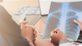 楊政達理事長藉此鼓勵患者，罹患第三期肺癌千萬別放棄治療！就算已無法開刀，同樣有更好的武器「同步化放療」（CCRT），能帶來根治的機會。