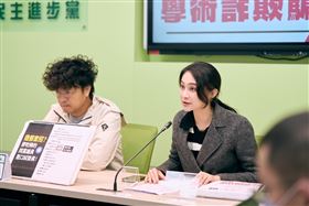 民進黨立委賴品妤今（27）日協同具有美國加州大學犯罪與法律社會學博士學位、於台北大學任教的不分區立委候選人沈伯洋在立法院黨團召開記者會。（圖／賴品妤辦公室提供)