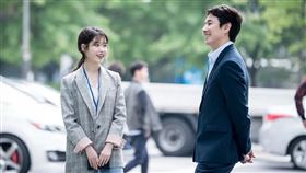 ▲由IU（李知恩）與李善均主演的韓劇《我的大叔》是許多人的人生治癒劇。（圖／翻攝自微博）