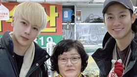 古曜威（左）與李唯楓遊首爾吃帝王蟹（圖／單純夢想提供）