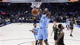 ▲灰熊少主莫蘭特（Ja Morant）延長賽，和隊友上演空中接力爆扣。（圖／美聯社／達志影像）