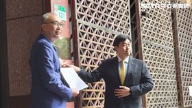 ▲謝政達、葉慶元抵北檢對賴清德、林楚茵等5人提告違反選罷法。（圖／記者楊佩琪攝）