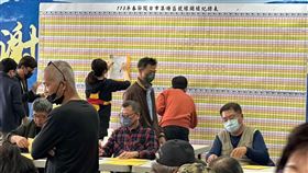 潮州春節市集特區競標  最高標逾20萬元屏東「113年潮州春節假日市集」特區27日展開競標，投標件數高達341件，創歷史新高，且今年最高標是新台幣20萬288元，已超越民國111年且成為疫後最高標，決標總金額也破300萬，可見市集熱度之高。（潮州鎮公所提供）中央社記者李卉婷傳真  112年12月27日