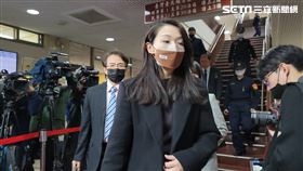 ▲檢察官質疑高虹安聲請勘驗偵訊影音是想拖延訴訟，高虹安接受媒體採訪時反駁。（圖／記者楊佩琪攝）