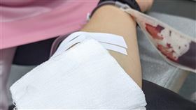 台北血庫僅剩5.1天用量  盼各界踴躍捐熱血台北捐血中心企劃課長劉俊宏指出，27日中心血液庫存只剩下5.1天（安全庫存天數設定為8天），其中B型、O型及AB型的庫存都不足5天，AB型更僅剩2.8天庫存量，呼籲民眾踴躍挽袖捐熱血。圖為捐血過程示意圖。中央社記者曾以寧攝  112年12月27日