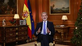 西班牙國王耶誕演說西班牙國王菲利佩六世24日發表耶誕夜電視演說，面對西班牙社會對立激化，他在演說中強調，不尊重「憲法」就沒有民主、自由和共存可能，呼籲國人避免讓「不和諧」萌芽，以維護西班牙的「團結統一」。（西班牙王室提供）中央社記者胡家綺馬德里傳真  112年12月27日