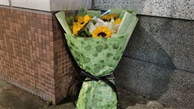 新北國中生遭同級生刺死，民眾到校獻花。（圖／記者游承霖拍攝）