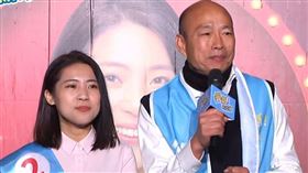 韓國瑜今（27）日晚間前往黨籍立委候選人徐巧芯的「爭氣！巧芯號 」戶外開講活動站台助講。（圖／翻攝自徐巧芯YouTube頻道）